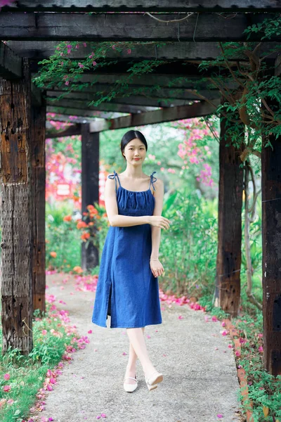 庭のファッションガール — ストック写真