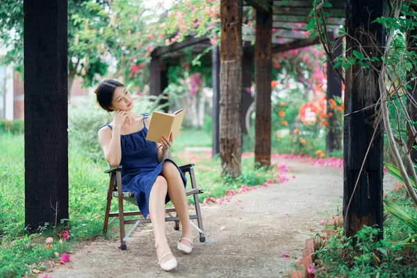 Girl Reading Yard — Stock Photo, Image