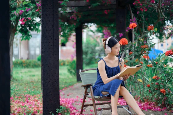 那女孩在院子里看书 — 图库照片