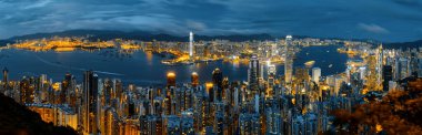 Hong Kong içinde gece modern şehir