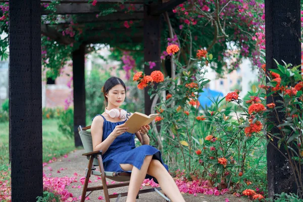 少女は庭で読んでいる — ストック写真