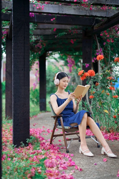 那女孩在院子里看书 — 图库照片