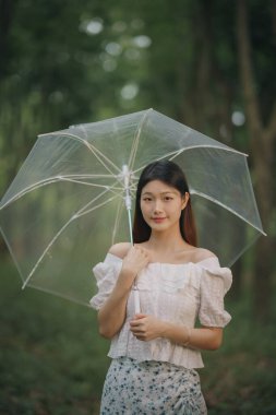 Portret van romantische meisje in het bos