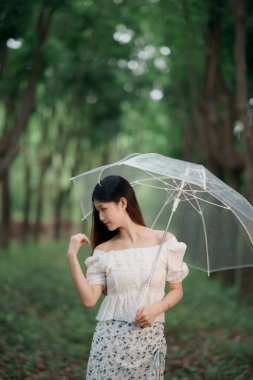Portret van romantische meisje in het bos