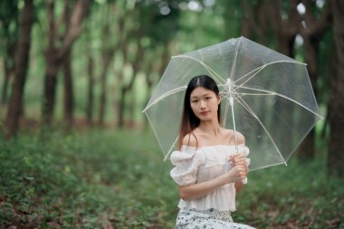 Portret van romantische meisje in het bos