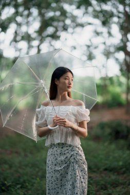 Portret van romantische meisje in het bos