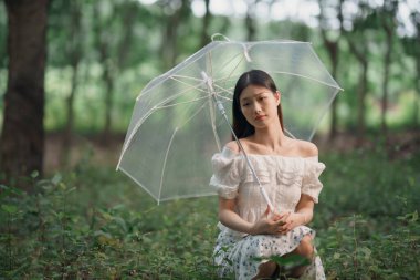 Portret van romantische meisje in het bos