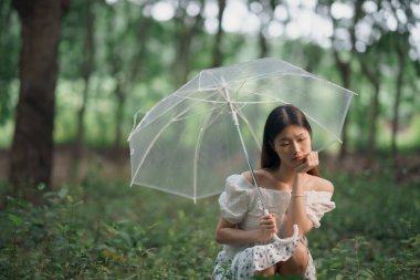 Portret van romantische meisje in het bos