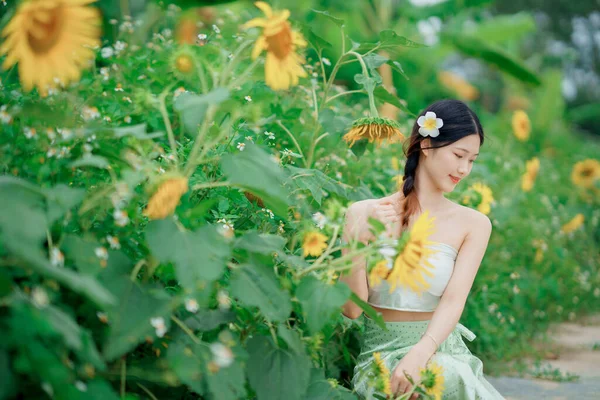 Fashion Girl Garden — Stock Photo, Image