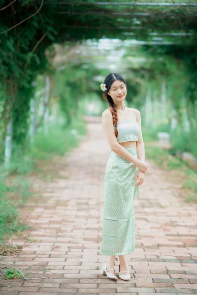 Κορίτσι Της Μόδας Στον Κήπο — Φωτογραφία Αρχείου
