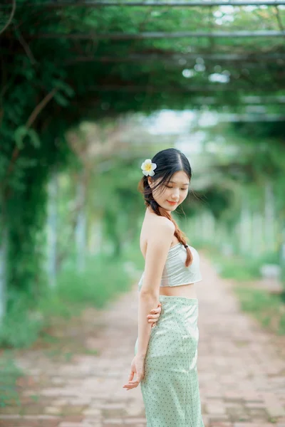 Moda Dziewczyna Ogrodzie — Zdjęcie stockowe