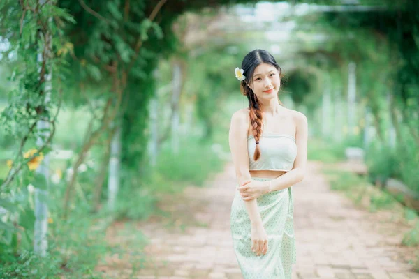 Chica Moda Jardín —  Fotos de Stock