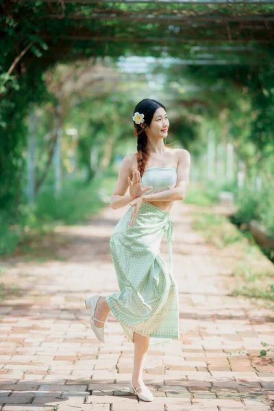 Moda Dziewczyna Ogrodzie — Zdjęcie stockowe