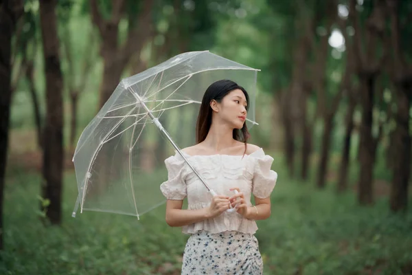 浪漫女孩在树林里的肖像 — 图库照片