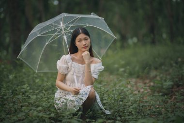 Portret van romantische meisje in het bos