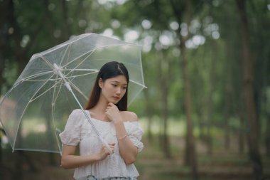 Portret van romantische meisje in het bos