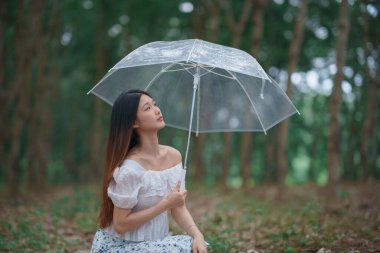 Portret van romantische meisje in het bos