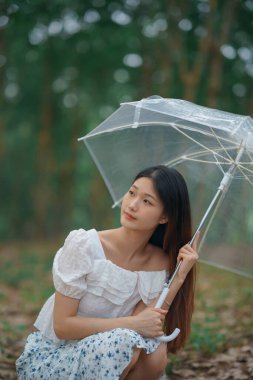 Portret van romantische meisje in het bos