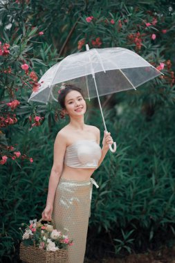 Geleneksel Çin elbiseli kız bahçede.