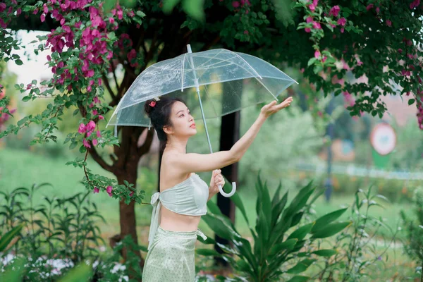 那位穿着中国传统服装的女孩在花园里 — 图库照片