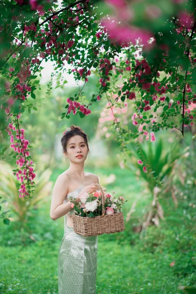 Menina Vestido Chinês Tradicional Está Jardim — Fotografia de Stock