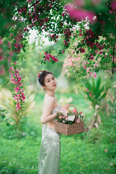 Fille Robe Traditionnelle Chinoise Est Dans Jardin — Photo