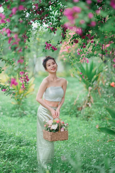 Chica Vestido Chino Tradicional Está Jardín —  Fotos de Stock