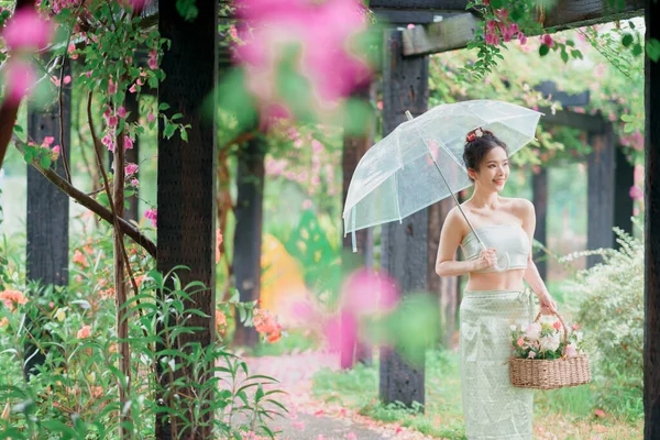 Dziewczyna Tradycyjnej Chińskiej Sukience Jest Ogrodzie — Zdjęcie stockowe