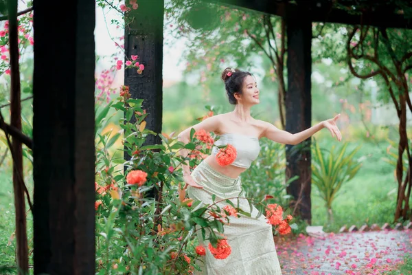 伝統的な中国の衣装のダンスの若い女性 — ストック写真
