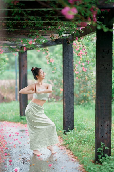 Young Woman Traditional Chinese Costume Dancing — Stock Photo, Image