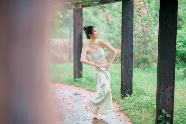 Giovane Donna Costume Tradizionale Cinese Danza — Foto Stock