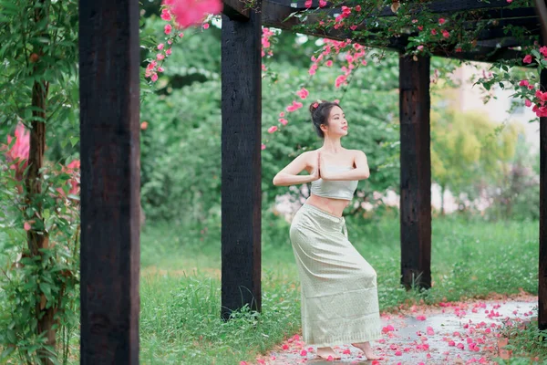 Jonge Vrouw Traditioneel Chinees Kostuum Dansen — Stockfoto