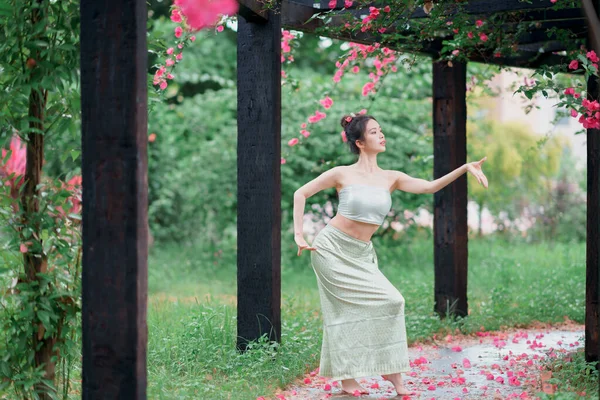 Jeune Femme Costume Danse Traditionnelle Chinoise — Photo
