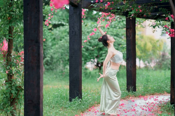 Giovane Donna Costume Tradizionale Cinese Danza — Foto Stock