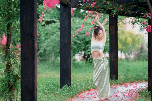 Ung Kvinne Tradisjonell Kinesisk Kostymedans – stockfoto