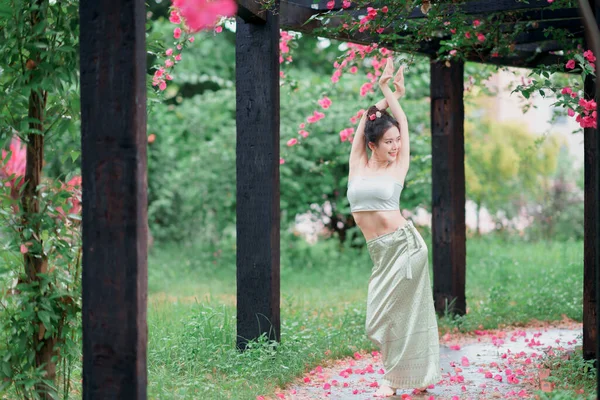Mladá Žena Tradičním Čínském Kostýmu Tanec — Stock fotografie