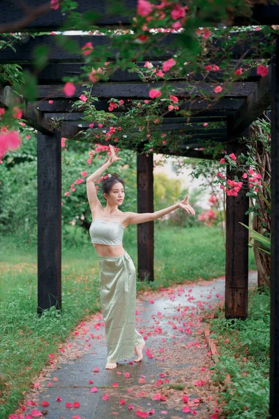 Mujer Joven Traje Tradicional Chino Bailando — Foto de Stock