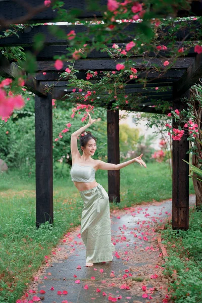 Młoda Kobieta Tradycyjnym Chińskim Stroju Tańca — Zdjęcie stockowe
