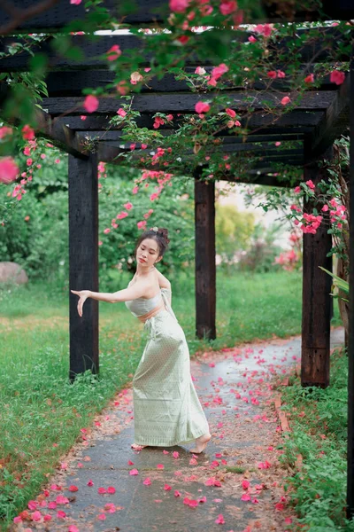 Młoda Kobieta Tradycyjnym Chińskim Stroju Tańca — Zdjęcie stockowe
