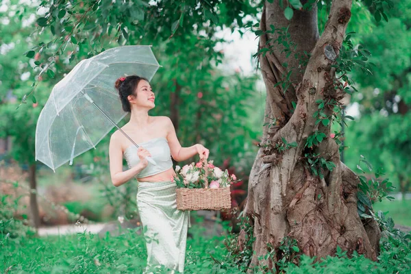 Flickan Traditionell Kinesisk Klänning Trädgården — Stockfoto