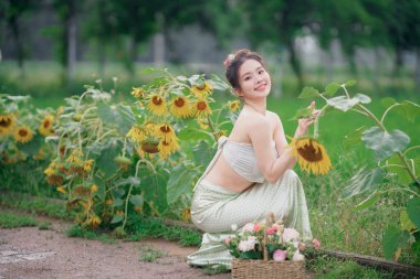 Geleneksel Çin elbiseli kız bahçede.