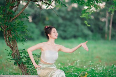 Geleneksel Çin elbiseli kız bahçede.