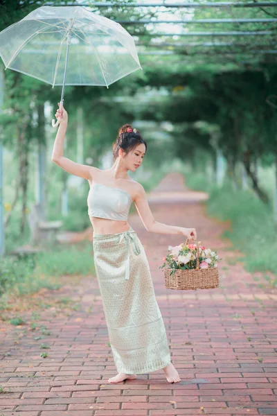 Chica Vestido Chino Tradicional Está Jardín — Foto de Stock