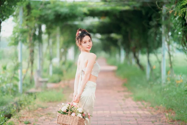 伝統的な中国のドレスの少女は庭にあります — ストック写真
