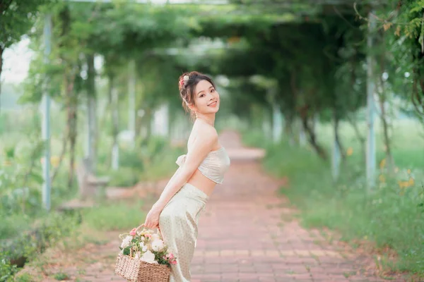 Het Meisje Traditionele Chinese Jurk Tuin — Stockfoto