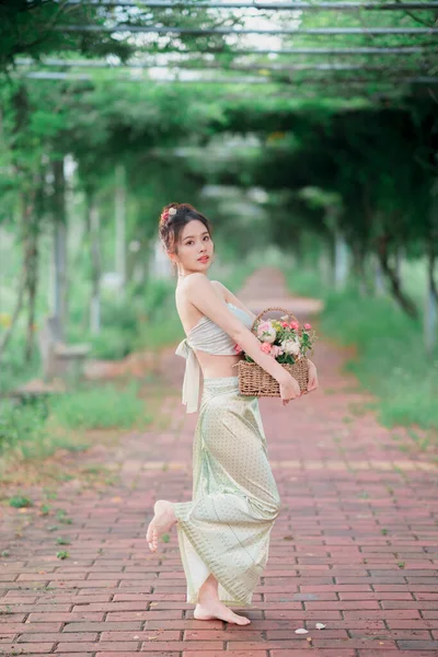 Flickan Traditionell Kinesisk Klänning Trädgården — Stockfoto