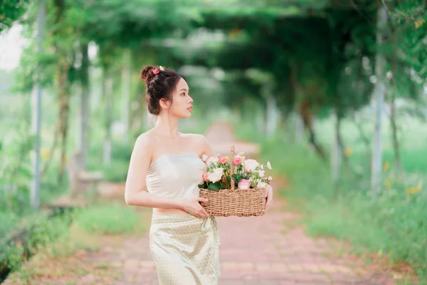 那位穿着中国传统服装的女孩在花园里 — 图库照片