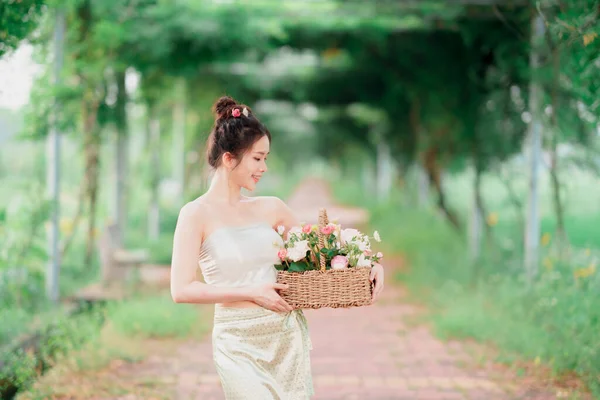 Fille Robe Traditionnelle Chinoise Est Dans Jardin — Photo