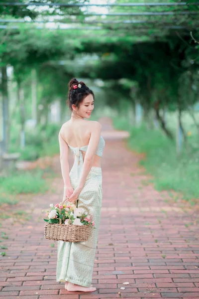Lány Hagyományos Kínai Ruhában Kertben Van — Stock Fotó