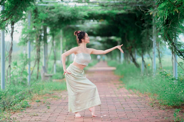 Девушка Традиционных Китайских Костюмах Танцует — стоковое фото